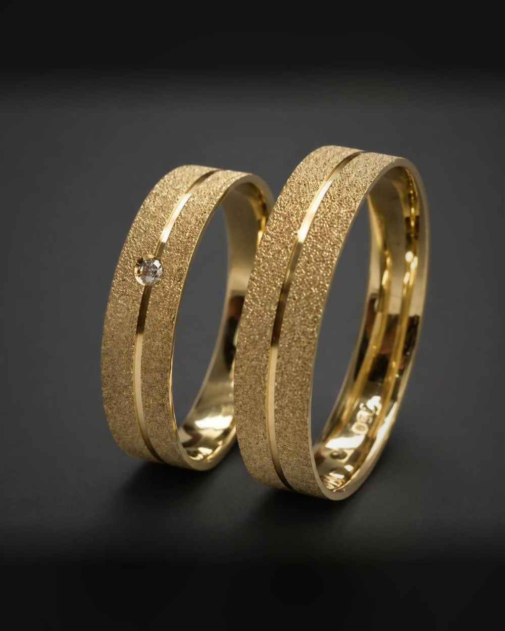 Par de alianças personalizadas em ouro 18k com acabamento diamantado, friso polido e solitário