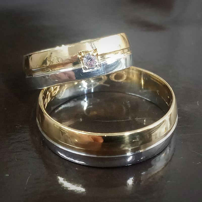Alianças bicolores em ouro amarelo e branco com solitário, polidas e personalizadas