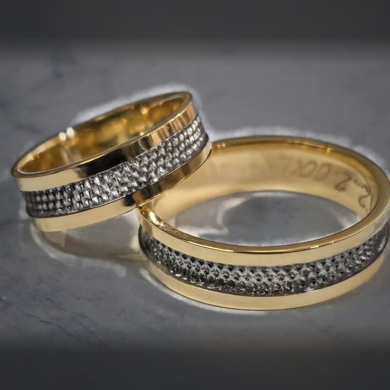 Alianças personalizadas em ouro amarelo com faixa central diamantada em ouro branco