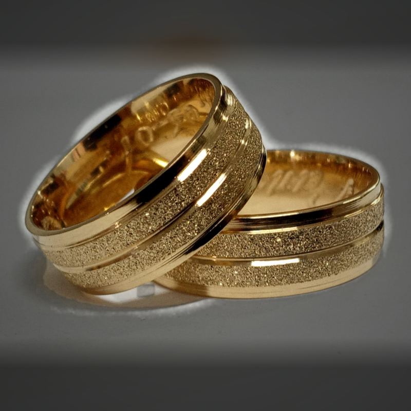Par de alianças personalizadas em ouro com acabamento diamantado fosco e dois frisos polidos